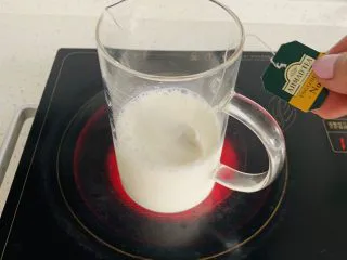 脏脏珍珠奶茶,250克的牛奶加入红茶包煮开晾凉备用。