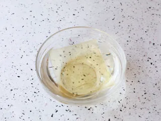 抹茶奶冻白玉丸子,吉利丁片提前泡软