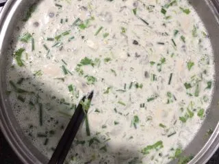 闽南特色小吃…海蛎煎,把海蛎洗干净沥干然后把地瓜粉葱香菜粥鸡蛋全部加下去搅拌