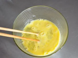 街头小吃自己做---香酥无骨鸡柳,全蛋打散。