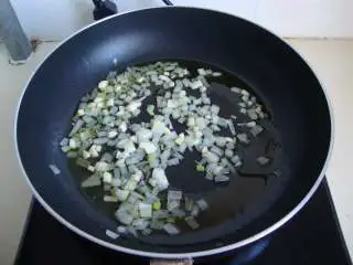 地中海风味小炒：番茄牛油果炒虾,橄榄油爆香洋葱和蒜粒