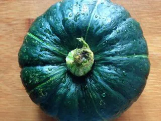 贝贝南瓜坚果饮,先准备好贝贝南瓜。