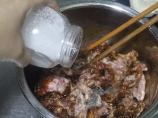 老北京小吃之“干炸小丸子”,2克盐,因为我买的黄酱比较咸就加了半勺