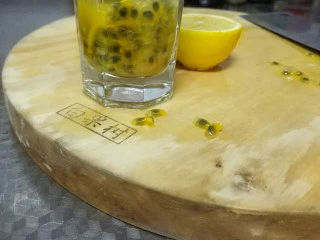 柠檬百香果益酸菌,百香果切开,用勺将果肉掏出放入事前洗净沥干水分的容器里(2个百香果味道比较浓郁,依个人口味酌量加减)