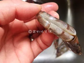 酸酸甜甜滴茄汁大虾,虾开背，去泥筋后冲洗干净，滴干水分。