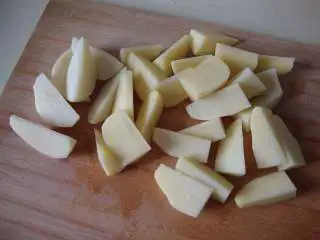 地中海风味烤薯角,土豆去皮，切成角状