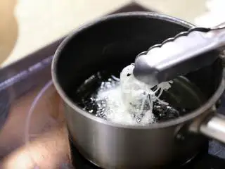 南法风味香煎银鳕鱼,水煮,京葱 丝。