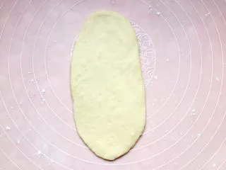 四川乐山名小吃—粉蒸肉卡饼,分成四份,取一个擀成长舌状。