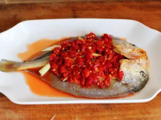 清蒸剁椒黄花鱼,再在黄花鱼身上倒入剁椒酱