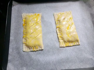 法式甜点~香蕉派,刷好蛋液摆到烤盘上