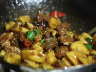 蔓越莓烧排骨,把青红椒炒熟,放盐调味即可上桌