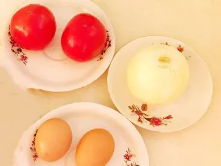 10分钟快手菜 番茄炒蛋,准备食材，把番茄清洗干净，圆葱剥皮，鸡蛋清洗干净