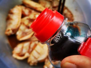 川香麻辣风味烤翅,加入生抽