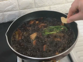 解馋小吃辣鸭脖,煮开后 加入一小块冰糖 辣椒粉