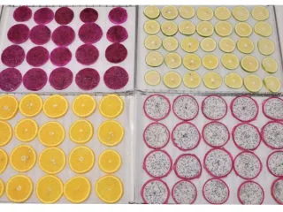 养颜减负的水果茶,水果全部处理好后排入垫油纸的烤网