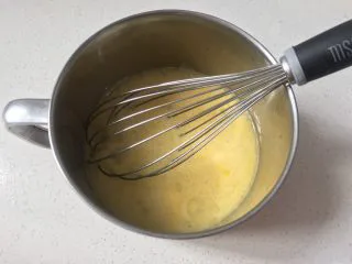 香港名小吃鸡蛋仔,搅拌均匀