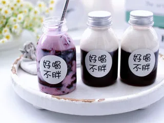 桑葚柠檬冻撞奶,凉至60度左右的时候,倒入自己喜欢的容器里放置凝固,倒入牛奶撞碎即可开喝吧。