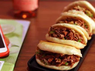 陕西小吃—肉夹馍,切开馍夹入馅料