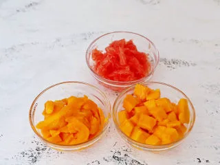 可以吸着喝的杨枝甘露,芒果削皮，取一小部分切成漂亮的小丁留着备用，剩下的芒果切成小块备用，西柚去皮取果肉备用