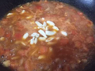 简易版陕西小吃烩麻食,水开加入麻食