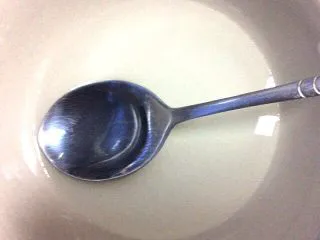 泰国风味凉拌菜,取碗放入8勺白醋，