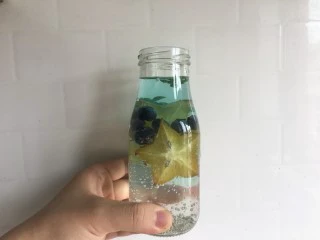 蓝色之恋 夏日饮品,如图所示