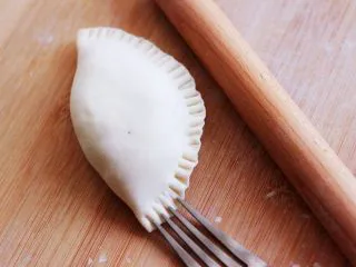 百吃不厌的韭菜盒子,用叉子在面皮边边边上压一下，嫌麻烦的可以省略此步骤哈。 