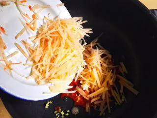 简单不放油的 鱼香肉丝,放入土豆丝