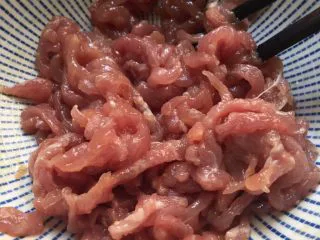 下饭菜香菇榨菜炒肉丝,肉丝切好，加半汤匙料酒半汤匙生抽五克淀粉腌十分钟