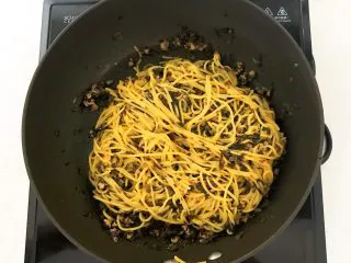 风味炒面 芽菜肉末炒玉米面,翻炒均匀即可