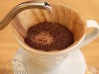 原创|热带雨林圣诞咖啡,先注入少许香料水对咖啡粉闷蒸15″，然后以画“0”字型继续注入其他的香料水对咖啡进行萃取；
