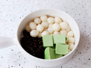 抹茶奶冻白玉丸子,加入蜜红豆、抹茶奶冻