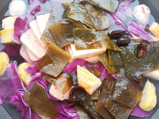 街边小吃麻辣拌,锅中烧开水，水开加入准备好的食材煮3分钟左右盛出。