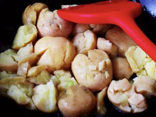 烧烤风味的香煎孜然小土豆,这个时候加入小土豆，用小火进行慢慢煎制，直至两面都有点金黄色的时候；