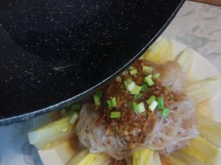 蒜蓉粉丝娃娃菜,刚烧好的热油淋到葱花上。