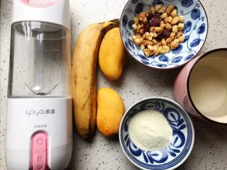 香蕉芒果卡乐比营养奶糊,首先我们准备好所有食材:香蕉一根(连皮150g左右,去皮之后85g左右),小台芒两只(连皮连核120g左右,去皮去核之后70g左右),奶粉15g,卡乐比即食水果麦片15g,温开水230-250g