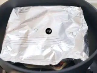 没有烤箱照样做出香浓芝士风味薄底披萨,最后在披萨上面覆上一层铝箔纸,模拟烤箱的效果,让锅内热量更为聚集,并反射集中到披萨上。 大火把锅烧热后,小火哄15分钟左右。待饼皮变硬,底层的番茄汁渗透出芝士层,慢慢冒泡,就可以出锅了。