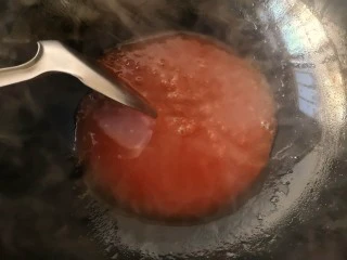 锦卤馄饨——《风味人间》复刻版,用山楂酱和番茄酱加少量的温水炒浇汁。