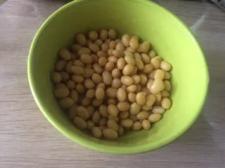 花生红枣豆浆,黄豆提前一晚泡好，冲洗干净；