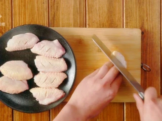 私房红烧鸡翅-鸡翅的“贵族”吃法,在鸡翅上斜切三刀