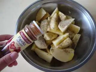 地中海风味烤薯角,加红椒粉、胡椒粉、复合香草、盐拌匀