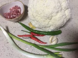 蚂蚁肉沫焗香辣花菜,准备所需食材，花菜该吃还得吃