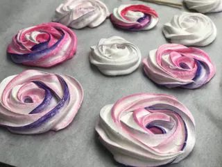 法式传统甜点:蛋白糖/Meringue,玫瑰花也可以、什么形状都可以