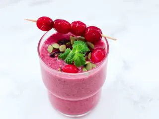 香蕉蔓越莓奶昔,我还用牙签串了一串蔓越莓作为点缀,是不是超级美腻哟。