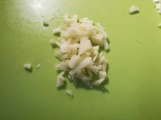 北京传统经典小吃-老北京麻豆腐,姜切成姜末。