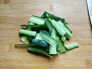 凉拌木耳腐竹,黄瓜切片。