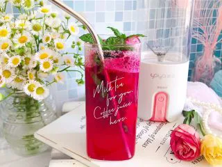 火龙果薄荷气泡水,高颜值,美味可口,还健康,再也不用去外面买来喝啦,喜欢的宝宝们赶紧做起来吧