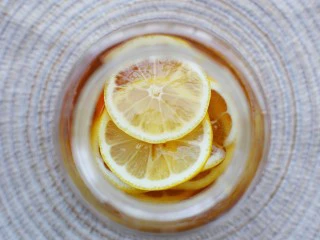 冬至美食 柠檬蜂蜜水,再放一层蜂蜜，层层叠加。