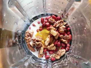 贝贝南瓜坚果饮,再加入牛奶、蜂蜜。