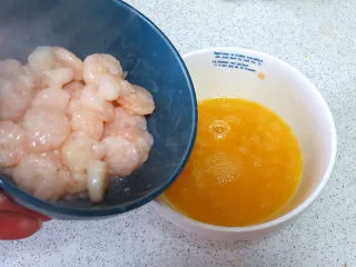 宴客快手菜【虾仁滑蛋】,虾仁沥油倒入蛋中